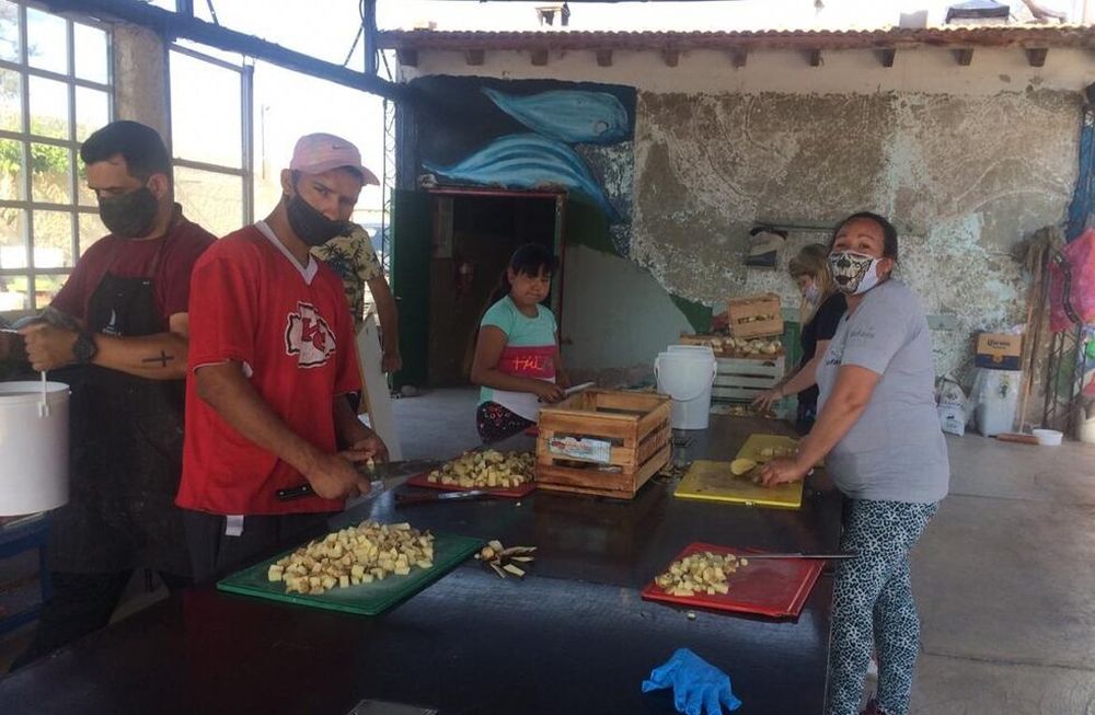 A leña, cocinan para 1.500 personas en Las Heras y necesitan ayuda para que el fuego solidario no se apague