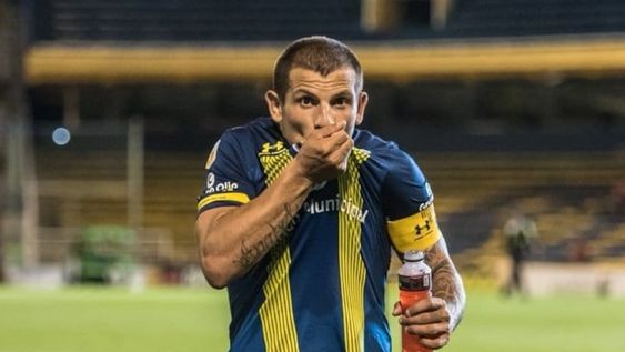 Emiliano Vecchio, capitán de Central, y un gesto solidario para imitar con los juveniles del club.