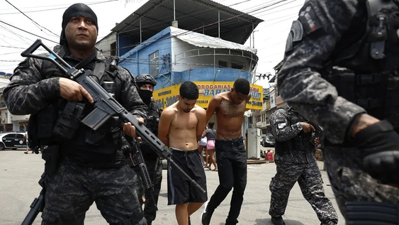 Integrantes de la Policía de Río de Janeiro trasladan a un grupo de personas durante un operativo, este 28 de octubre de 2025, en Río de Janeiro (Brasil).&nbsp;
