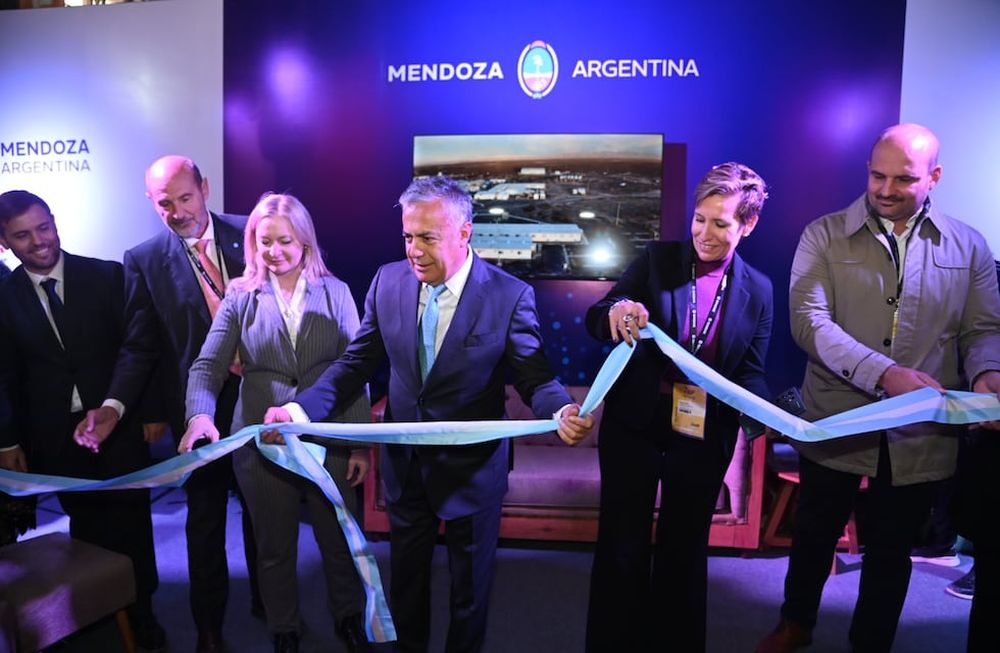 Mendoza tuvo su propio stand, por primera vez, en la Expo Minera San Juan. Después de la inauguración, el gobernador Alfredo Cornejo firmó el acuerdo de la Mesa del Cobre. Foto: Gobierno de Mendoza