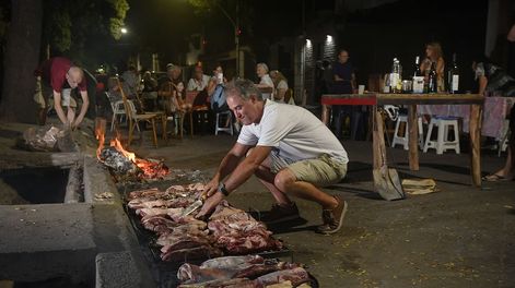Los Andes | Vecinos de la calle Agustín Delgado de Ciudad cortan la calle para juntarse, comer un asado para festejar carnaval, una tradición de muchos añosFoto: José Gutierrez / Los Andes