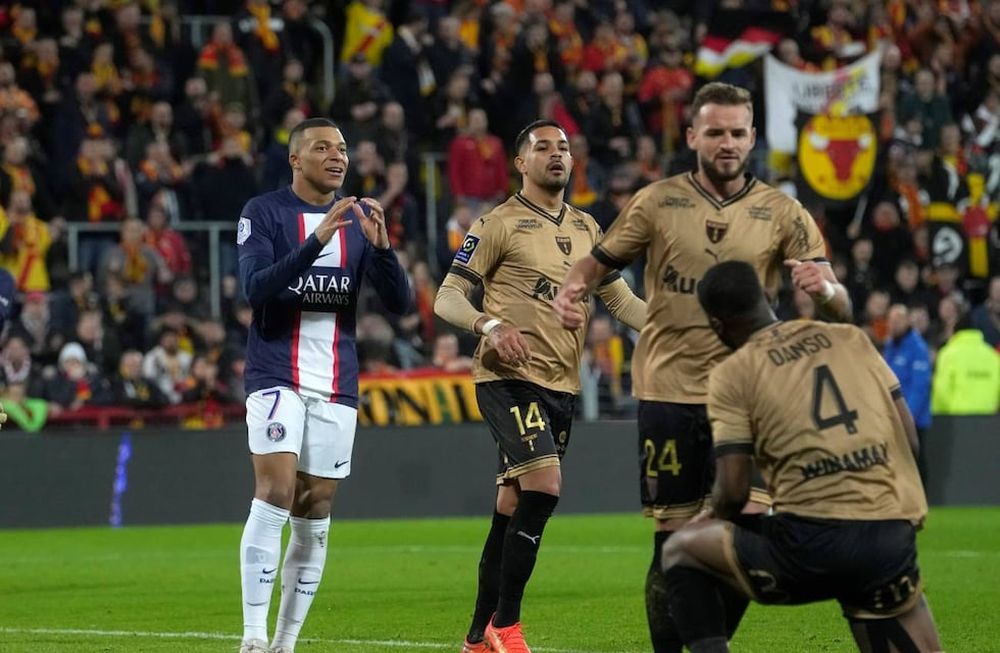 Facundo Medina bien cerca de Mbappé en el duelo Lens-PSG (AP)