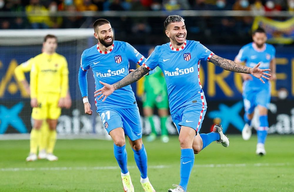 Angelito  Correa convirtió el primer gol del partido desde la mitad de la cancha.
