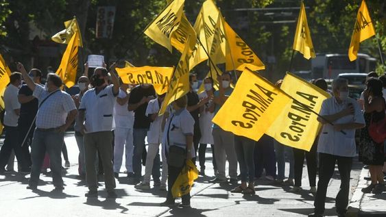 Contratados, prestadores y profesionales a quienes no se les paga la mayor dedicación se pliegan a la medida de fuerza, que se extenderá durante todo el viernes y sábado. Foto: Ignacio Blanco / Los Andes.