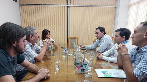 Los Andes | Funcionarios provinciales y municipales durante la primera reunión en el hospital Carlos Saporiti, de Rivadavia.