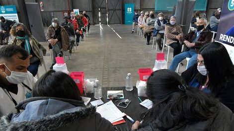 Los Andes | Continúa la vacunación de segunda dosis contra CCovid 19, de la vacuna Moderna, Sinopharm para completar el plan de vacunación de la primera dosis de la Sputnik V Foto: Orlando Pelichotti / Los Andes