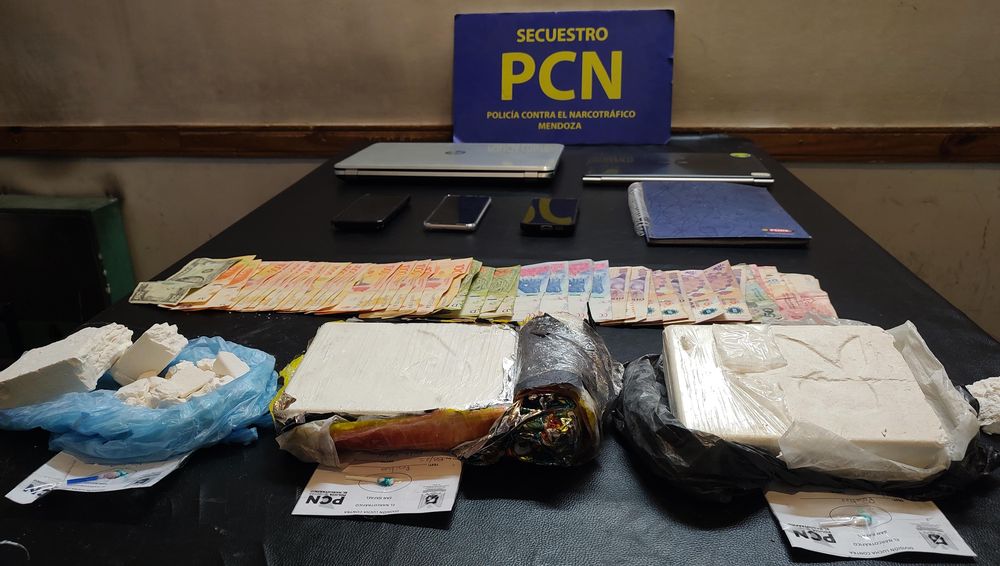 El operativo se realizó en una vivienda, donde además secuestraron marihuana, dinero y otros elementos.