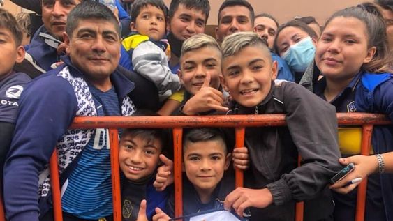 En la puerta del hotel en las Termas de Río Hondo, un niño rompió en llantos y Marcos Rojo le regaló su barbijo. Emocionante. / Gentileza.