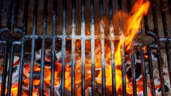 La sal gruesa y la cebolla son los trucos de limpieza más usados para dejar la parrilla impecable después del asado.