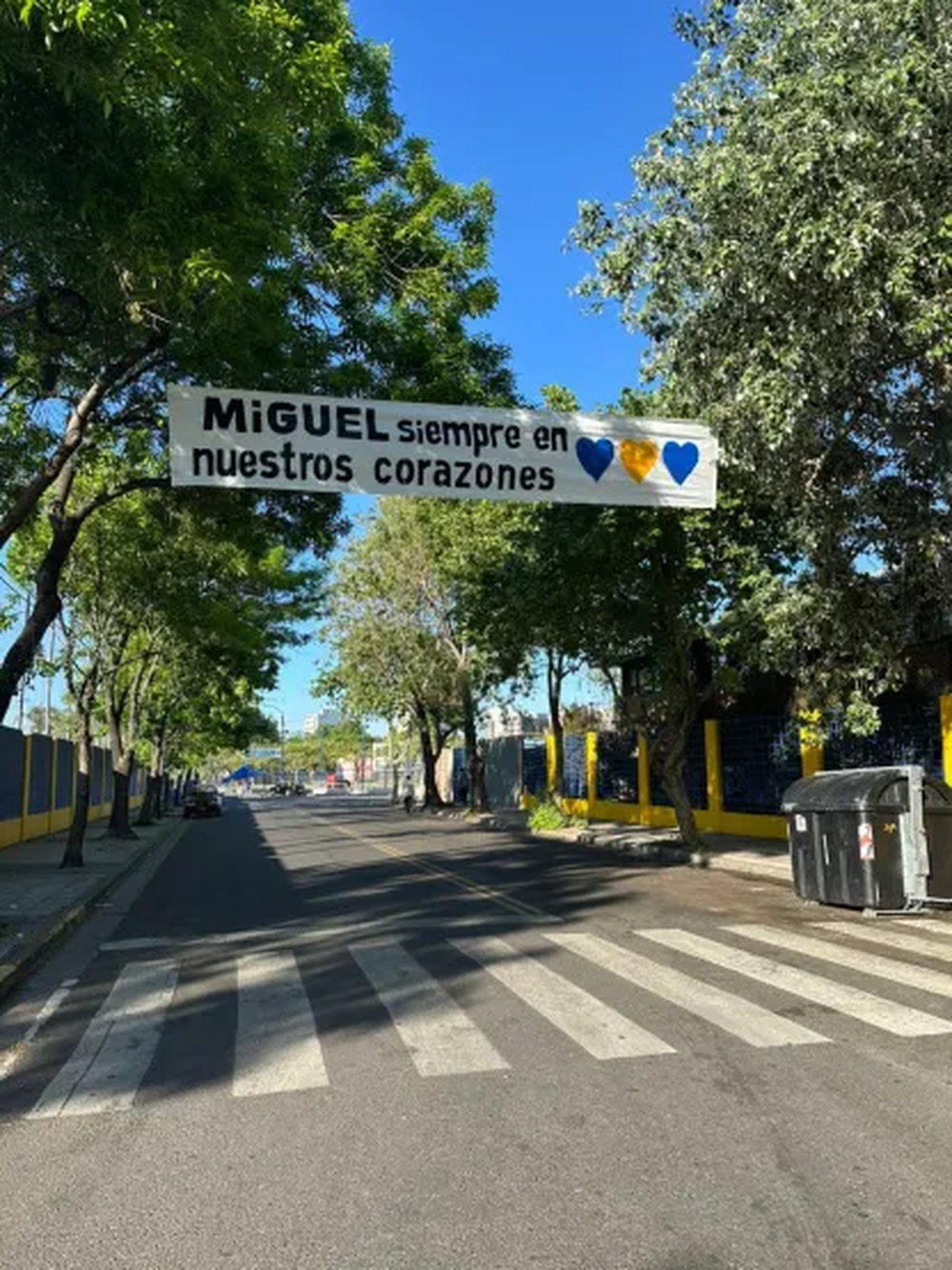 Los alrededores de la La Bombonera con banderas para Miguel &Aacute;ngel Russo.&nbsp;