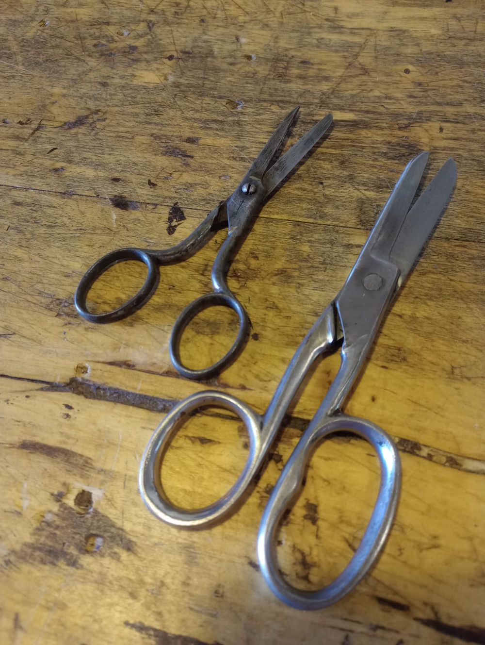 The scissors inherited from her great-grandmother, brought from Europe after the war, are part of the workshop. “What she brought in her bag were scissors. Imagine how important it was: they brought tools.”