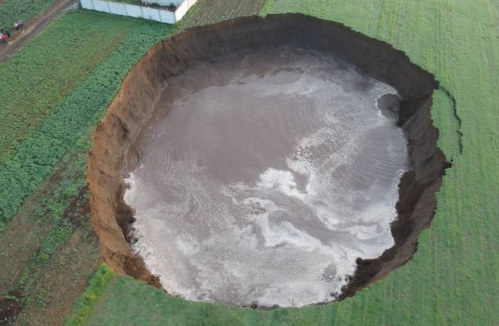 Socavón gigante en el estado de Puebla, México - Twitter @PC_Estatal