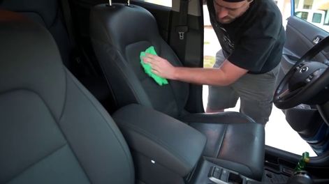 Un sencillo truco para limpiar los asientos de cuero del auto y que luzcan como nuevos