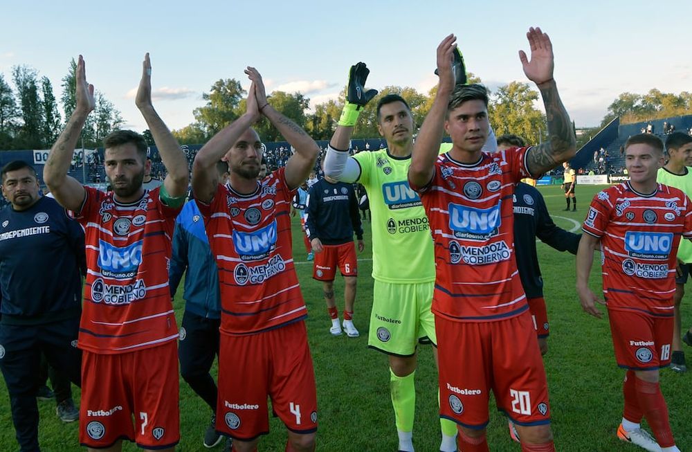 Independiente Rivadavia logró un triunfo vital ante Alvarado por 1-0, en un partido correspondiente a la fecha 35 del torneo de Primera Nacional. Con estos tres puntos en el bolsillo, la Lepra dio un paso gigante hacia el Reducido por el segundo ascenso a la Liga Profesional. Foto: Orlando Pelichotti/ Los Andes