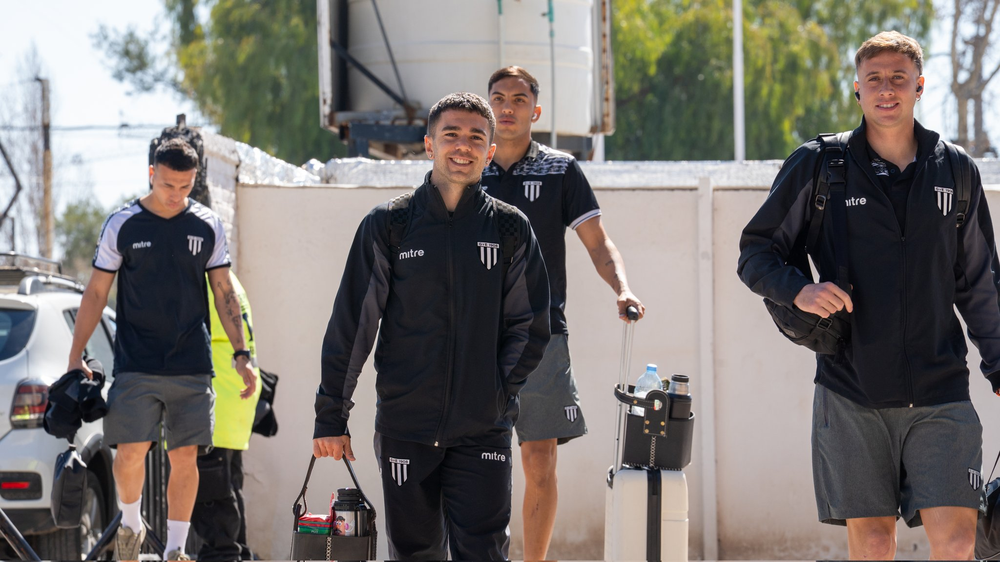 Nicolás Romano, o garoto da cidade, entrou em campo aos 12 minutos do segundo tempo. Ele voltou a jogar uma partida oficial após 10 meses. A torcida comemorou seu retorno.