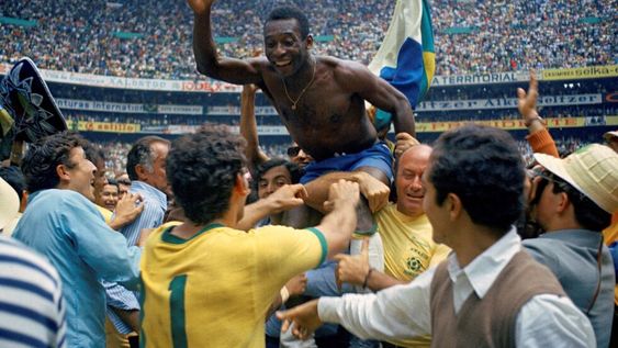 Tricampeón. Pelé levantó la Copa del Mundo en Suecia 1958, Chile 1962 y México 1970. Su reinado fue indiscutido hasta las apariciones de Diego Maradona y Lionel Messi. (AP)