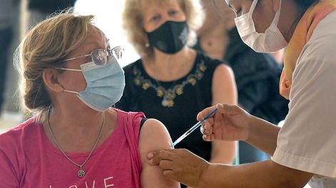 Los Andes | Todos los adultos con esquema completo contra el Covid-19 podrán acceder al refuerzo una vez cumplidos los cinco meses desde la última dosis. El Vacunatorio de campaña de Le Parc.Foto: Orlando Pelichotti