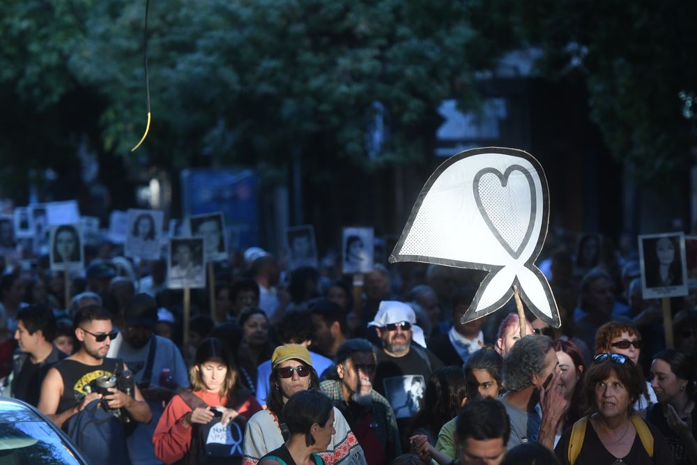 Multitudinaria marcha por las calles del centro de Mendoza a 50 años del golpe militar.