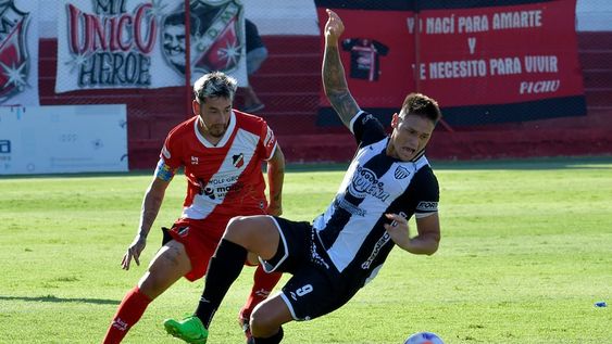 Rubens Sambueza fue la gran figura de la tarde y del Deportivo Maipú, que superó a Chaco For Ever en el estadio Omar Higinio Sperdutti. / Orlando Pelichotti