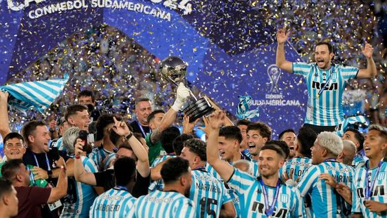 En Asunción de Paraguay, Racing Club se consagró campeón de la Copa Sudamericana, tras golear a Cruzeiro de Brasil, por 3 a 1, en una final histórica. (AP Photo/Jorge Saenz).