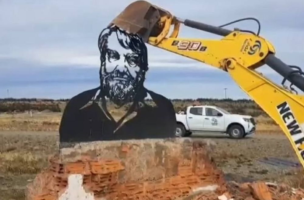 Vialidad Nacional removió un monumento de Osvaldo Bayer en Santa Cruz