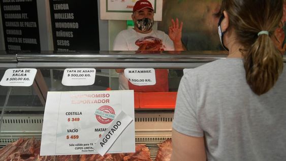 Largas filas. Los mendocinos salieron a buscar el matambre y vacio a $479 pero se fueron con las manos vacías. Foto: Orlando Pelichotti / Los Andes.