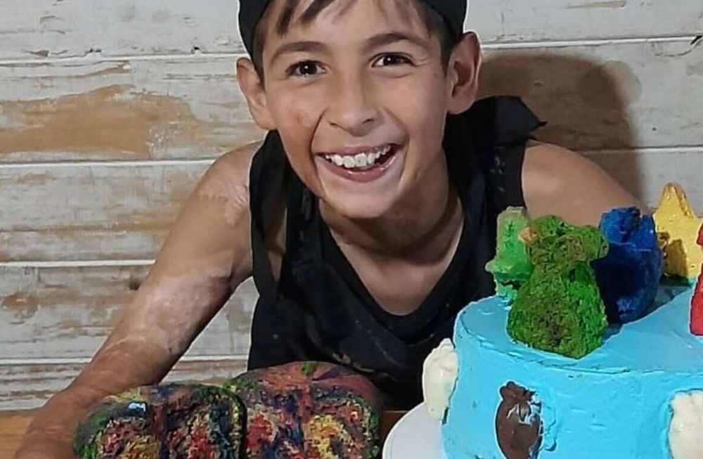 Su madre afirmó en Twitter que iba a cerrar la cuenta del niño por los insultos que recibía. Entre los aberrantes agravios se encuentran frases como “pastelero discapacitado o que su brazo no es lo único deformado.