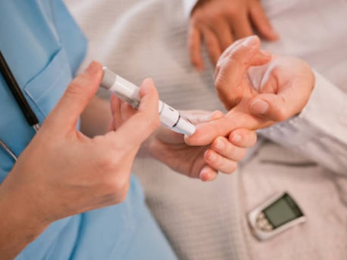 Una de las hipótesis indica que el doctor encargado de realizar la digitalizar la receta médica cometió un error y, en lugar de escribir 8 dosis de insulina, anotó 80. Imagen ilustrativa. Foto: Gentileza.