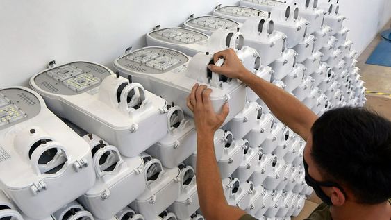 Se trata de la única planta de reconversión de luminarias de vapor de sodio y vapor de mercurio a LED en Argentina. Foto: Orlando Pelichotti / Los Andes
