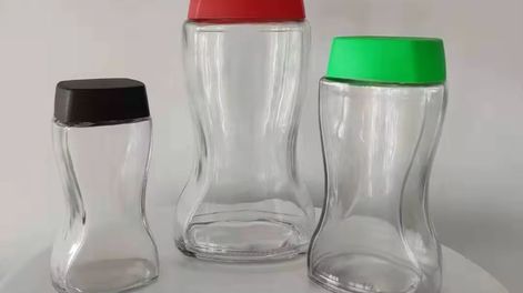 &nbsp;Frascos vacíos de café.