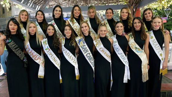 01 Marzo    Mendoza    SociedadFiesta Nacional de la Vendimia 2022.Paseo real por la Peatonal Sarmiento. Las candidatas a a reina nacional de la Vendimia 2022, pasearon y promocionaron los departamentos Foto: Orlando Pelichotti / Los Andes