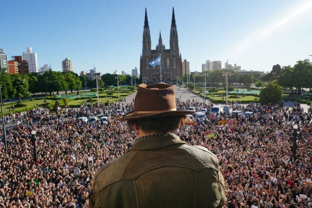 Johnny Depp en el balcón del Municipio de La Plata. Johnny Depp en el balcón del Municipio de La Plata.
