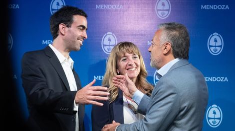Los Andes | El gobernador electo presentó a sus ministros, ministras y el esquema con el que funcionará la gestión de los próximos cuatro años. Víctor Fayad en Hacienda y Finanzas, además de Patricia Giménez en ProMendoza son parte del equipo. Foto: Ignacio Blanco /