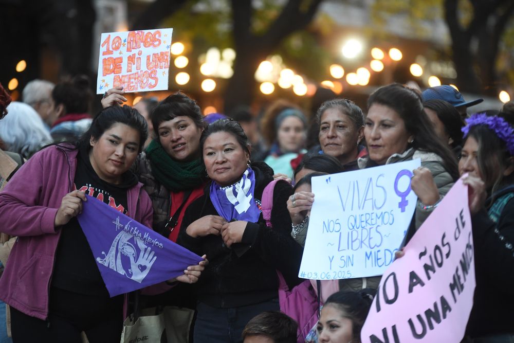 Día de la Mujer en Mendoza: las actividades comenzaron el sábado y se concentran hoy. Imagen ilustrativa: marcha en Mendoza a 10 años del nacimiento del movimiento Ni Una Menos que denuncia la violencia extrema contra las mujeres.