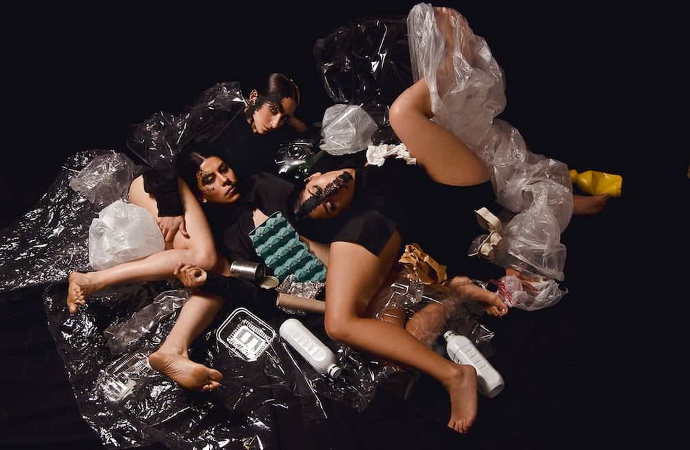 La obra aborda los diferentes tipos de contaminación y propone un futuro poco prometedor si el cambio no llega a su debido tiempo.