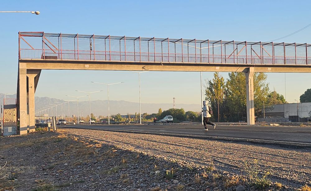 Chocó ebrio y destrozó un puente peatonal y ahora le exigen más de 300 millones para su arreglo. Foto: Los Andes.