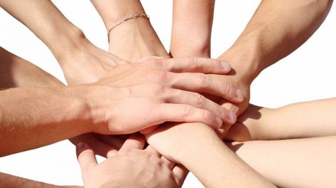 Una mano lava a la otra y las dos... - Por Alejandra Vargas