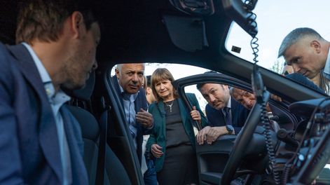 El gobernador Alfredo Cornejo, la ministra de Seguridad Patricia Bullrich y el candidato a diputado de La Libertad Avanza, Luis Petri. 