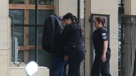 Agustina Díaz en su llegada a la ampliación de indagatoria en los Tribunales Federales de Comodoro Py por el ataque a Cristina Kirchner. Foto: Clarín