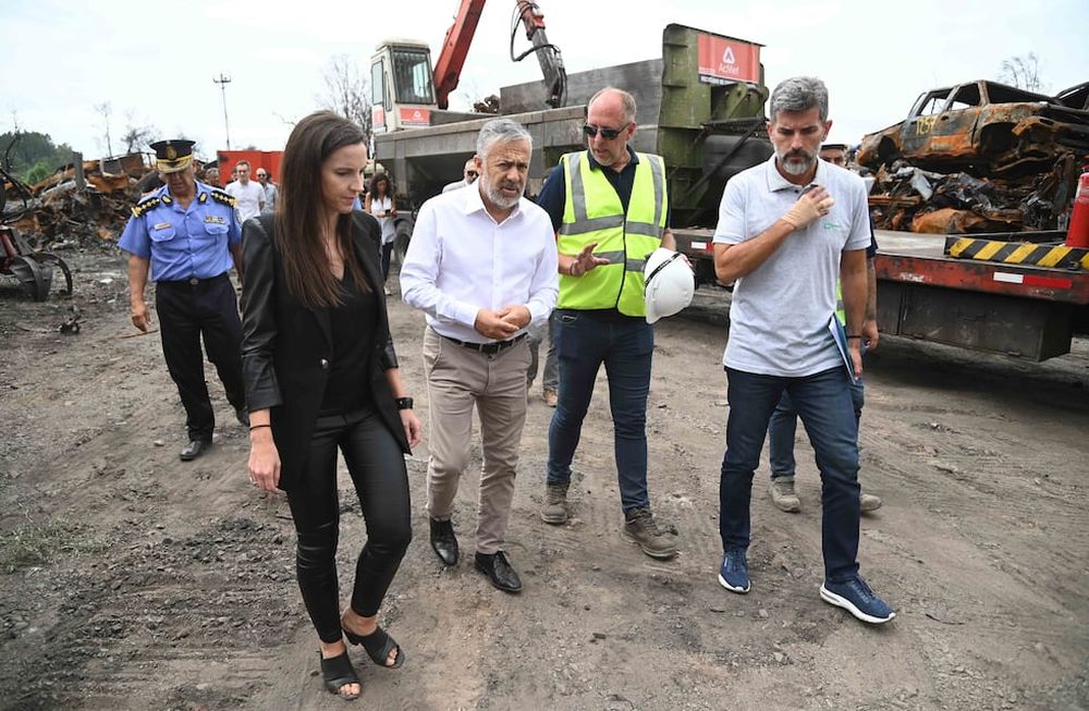 El gobernador Cornejo, la ministra Mercedes Rus y el intendente Ulpiano Suárez, recorrieron la compactación de vehículos en la Playa San Agustín. Foto: Prensa Mendoza
