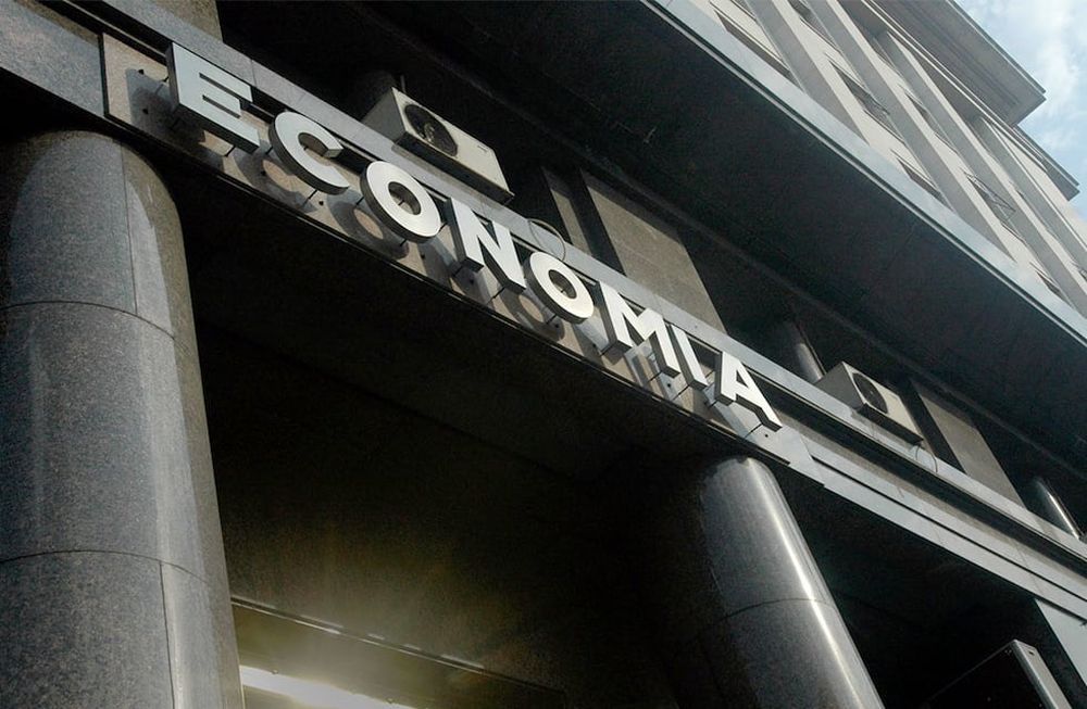 Funcionarios de Caputo respondieron a las críticas por préstamos millonarios.
