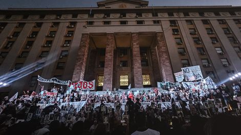 Multitudinaria marcha por las calles del centro de Mendoza a 50 años del golpe militar y que concluyó en la explanada de Casa de Gobierno.