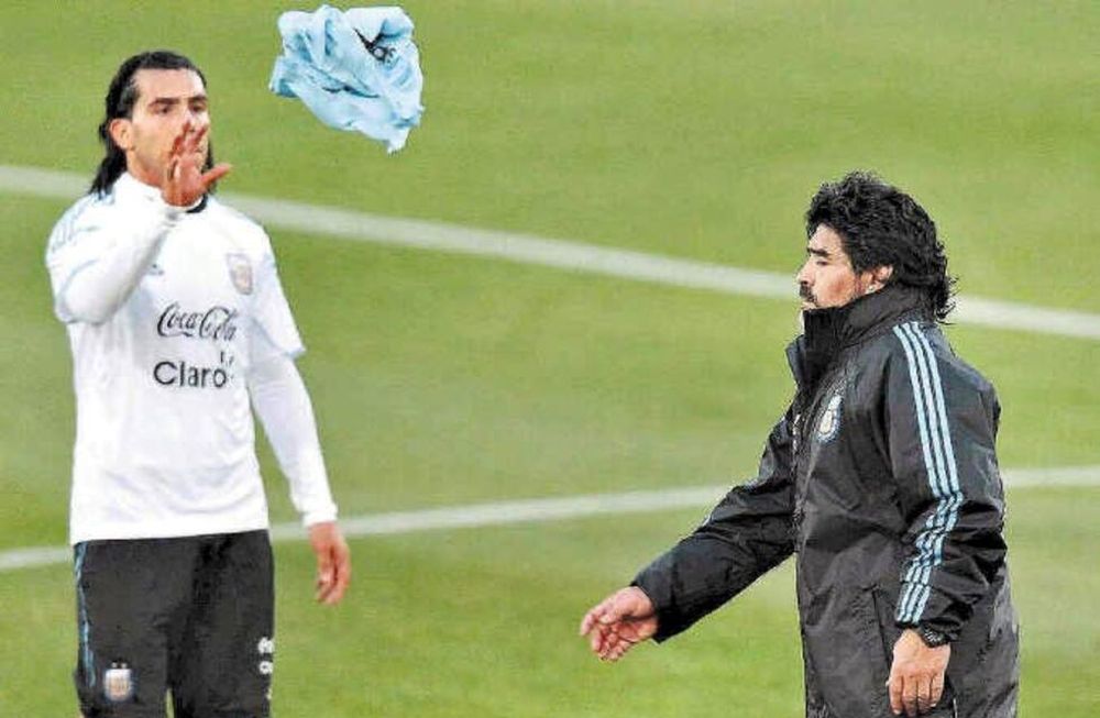 Un día como hoy de 2010: Maradona le da la casaca titular a Tevez