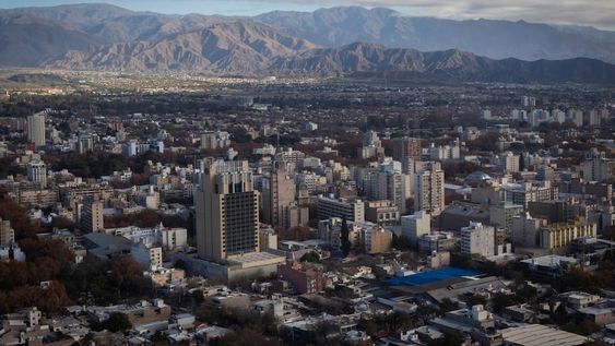 Desde el aire se aprecia el casco urbano gris, que influye en la absorción del calor. Los habitantes de Unicipio padecen mayores temperaturas que los de la periferia. | Foto: Ignacio Blanco / Los Andes