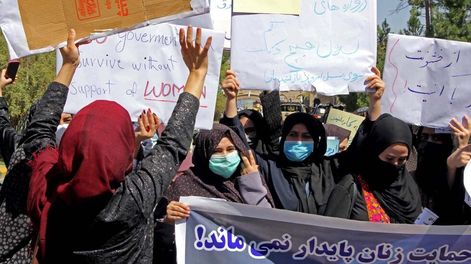 Los Andes | Decenas de mujeres protestaron hoy en Afganistán para reclamar por su derecho a trabajar bajo el nuevo régimen establecido por el movimiento talibán. (Telam)