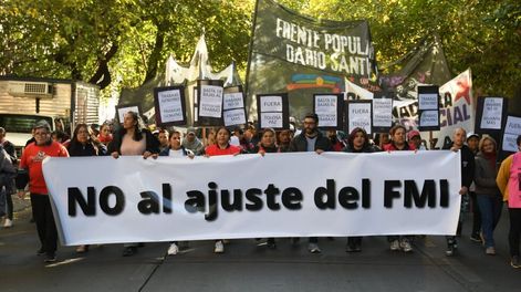 La columna del Polo Obrero en la marcha hacia Casa de Gobierno. Foto: Ignacio Blanco