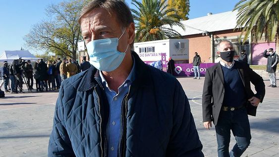 Rodolfo Suárez visitó, ayer por la mañana, un puesto móvil de testeos en el Polideportivo N° 3, en Godoy Cruz. Foto: Orlando Pelichotti / Los Andes