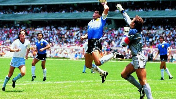 La mítica camiseta de Diego en el partido contra Inglaterra de México 86 será subastada. Pero la familia de Maradona dice que no es la original.