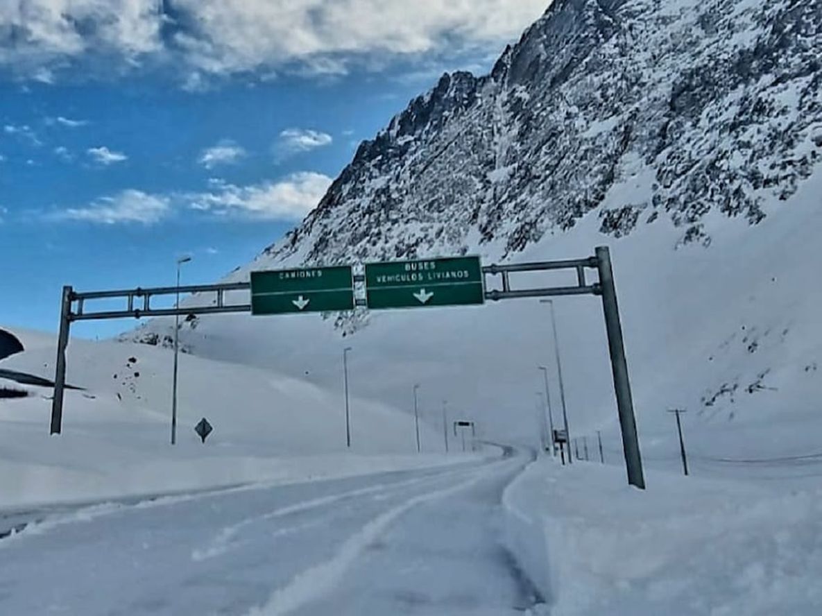 La aduana chilena Los Libertadores, tapada por la nieve (Prensa Gendarmería Nacional)