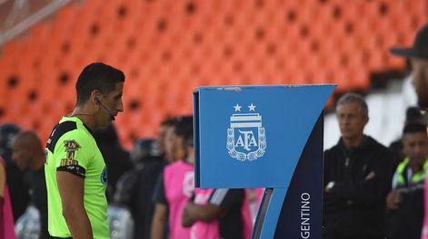 Los Andes | Yael Falcón Pérez consulta el VAR por una jugada dudosa en la que cobró penal para Godoy Cruz. Fue ante Estudiantes, en el Malvinas. / José Gutiérrez